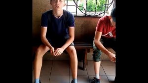 ОТДАЛИ АЙФОН.НЕЧАЯННО ПНУЛ ДРУГА ПО ЯЙЦАМ.