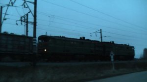 Тепловоз 2ТЭ10В с грузовым поездом следует со станции Ройка на перегон на ст. Кстово. 01.11.2013 г.