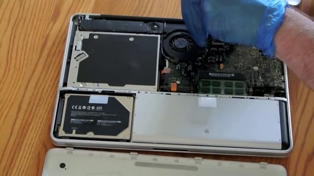 How to clean your Macbook (cleaning the Mac fan and battery area) смотреть онлайн