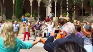 Сардана-каталонский танец на площади в Монтсеррате