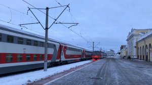 Электропоезд ЭД4М-0209 отправляется со ст. Ярославль-Главный