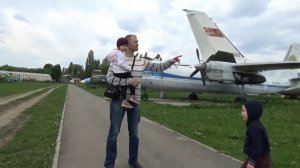 Киев День#3 лазим в самолетах вертолетах кушаем в буфете Ашан катаемся на машинк