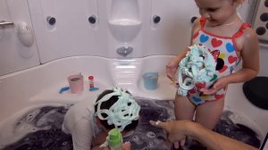 Ванная пати Катя с Максом красят воду шипучими шариками и стреляют ароматной пен