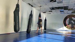 Работа на мешке ногами. Сдвоенные удары ногами. 3-х минутный раунд.