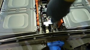 Replacing a defective element Nissan Leaf ZE 0.