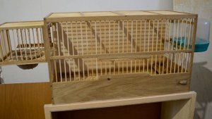 Клетки для певчих птиц с гнездовыми корзинками.