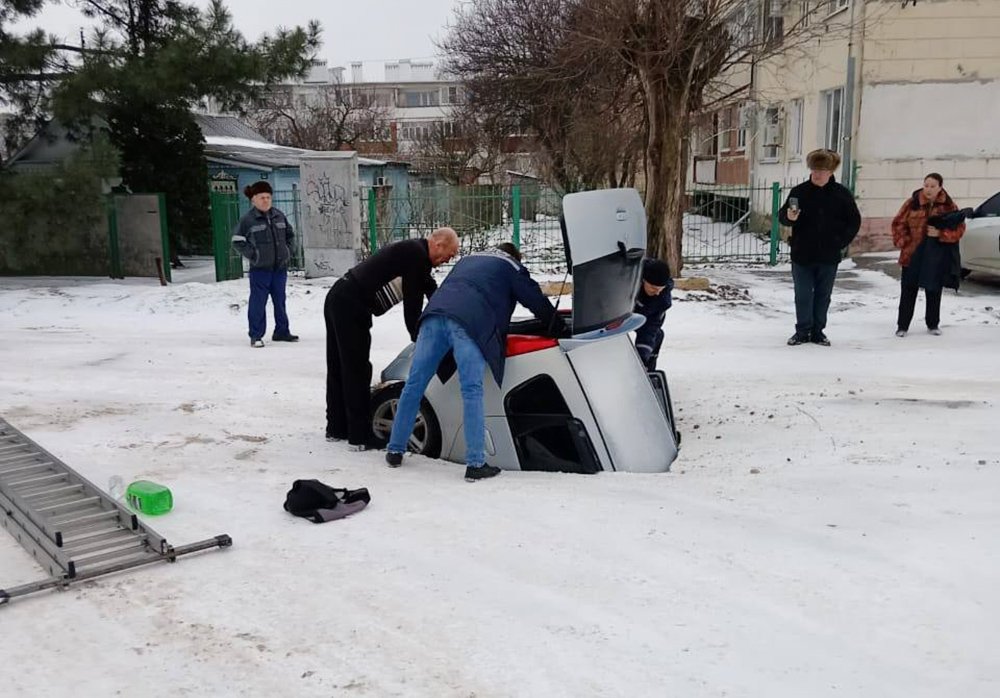 В Ростовской области машина с водителем провалилась под асфальт / События на ТВЦ