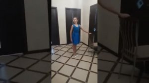 Дарья Прасова Деми плие в народном танце с правой и левой ноги