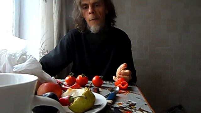 Фруктоедение 177 день подряд без срывов. Ем Фрукты: помидорки с перцем.  Разговариваю.
