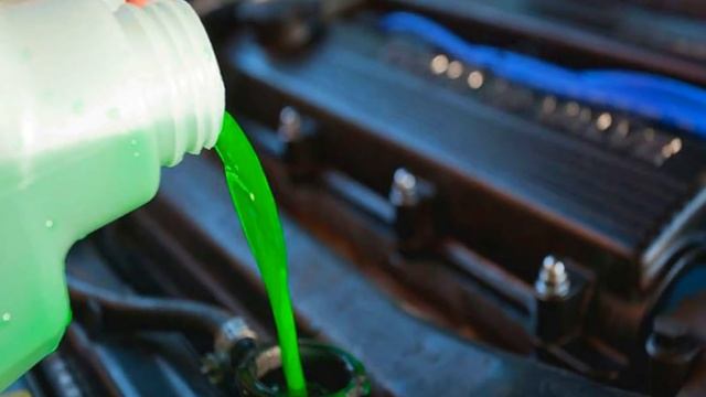 НЕ ДОЛИВАЙТЕ АНТИФРИЗ В РАСШИРИТЕЛЬНЫЙ БАЧОК СИСТЕМЫ ОХЛАЖДЕНИЯ смотреть онлайн