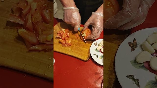 Как легко порезать томат на дольки смотреть онлайн