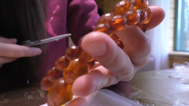 Распаковываю советские янтарные украшения в деревне, граненый янтарь. 2020 год