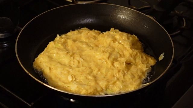 НА СКОВОРОДЕ. Сочная капустная пицца. Просто! Вкусно! Быстро! ON THE PAN. Juicy cabbage pizza.