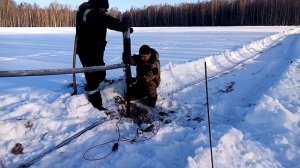 Закручивание винтовых свай под теплицу