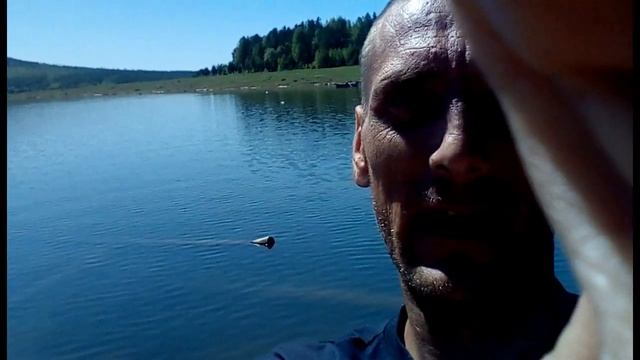 Братское море (водохранилище) - Залив на Сухом, баржа, лодки и много бревен на берегу залива