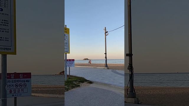 Вход на пляж в Сокчо, Корея. Entrance to the beach of Sokcho, Korea.