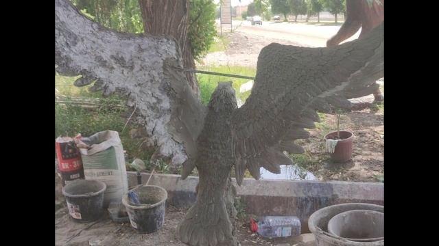 Скульптура орла для сада арт бетон