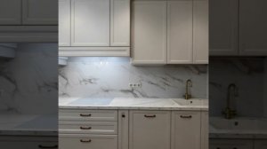 Элегантная неоклассическая кухня в теплой бежевой гамме.