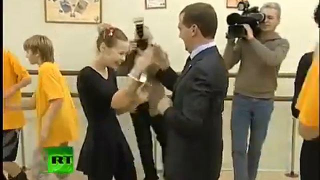 мендель медведев играет в ладушки смотреть онлайн