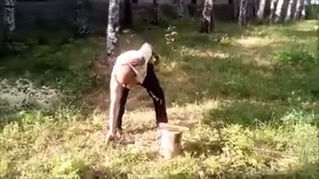 Смех на ночь: мужик рубанул баллон с пеной... смотреть онлайн