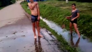 Видио про дитей с 3 до 12 лет дети купаются в болоте это видит от всех детей для других даже малень