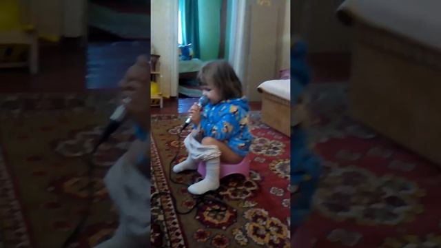 Смешные детки)))песни на горшке!!!