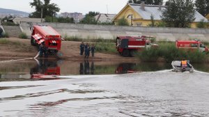 Пожарные Улан-Удэ проложили магистральную линию через естественный водоем
