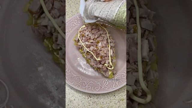 Салат морковка с копченой курицей