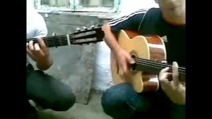 Дедушка играет на гитаре