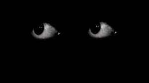 Футаж сумасшедшие глаза смотрят и моргают на черном фоне