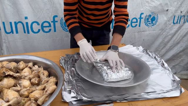 مبادرة رمضانية : توزيع وجبات الافطار على النازحين والمحتاجين смотреть онлайн