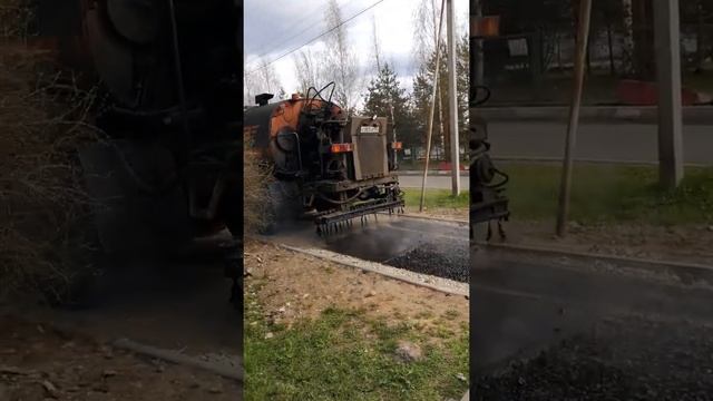 Битумовоз поливает основание тротуара битумом. Ремонт дороги. Специальная дорожная техника. смотреть онлайн