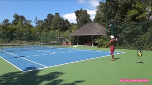 Tennis One-Handed Backhand Practice (Тренировка теннисного удара слева одной рукой)
