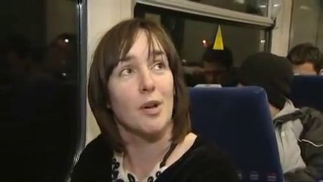 HM Queen Elizabeth II boarded on ORDINARY train смотреть онлайн