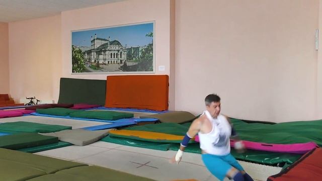 Батутный зал Трюки на батуте Как сделать связку со спины Комментарии тренера мастера спорт смотреть онлайн