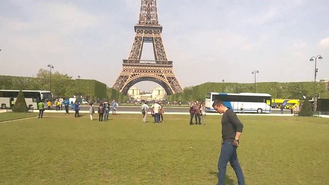 [Париж]: Сальто на фоне Эйфелевой башни! смотреть онлайн