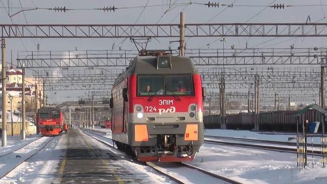Электровоз ЭП1М-724 маневрирует смотреть онлайн