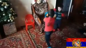 БРАТ И СЕСТРА ДЕРУТСЯ👊👊