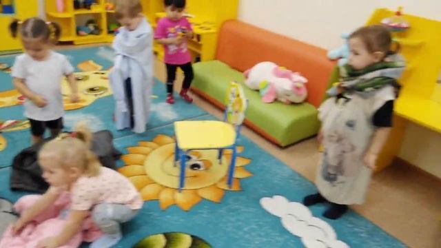 Сиреневая (младшая группа). Переодевашки смотреть онлайн