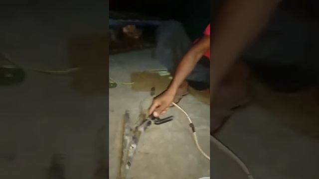 Сварочный аппарат из ведра воды, арматуры и доски смотреть онлайн