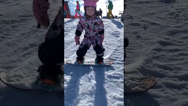 Дети сноубордисты. Алиса 4 года. Первая тренировка "с нуля" #snowboarding #сноуборд