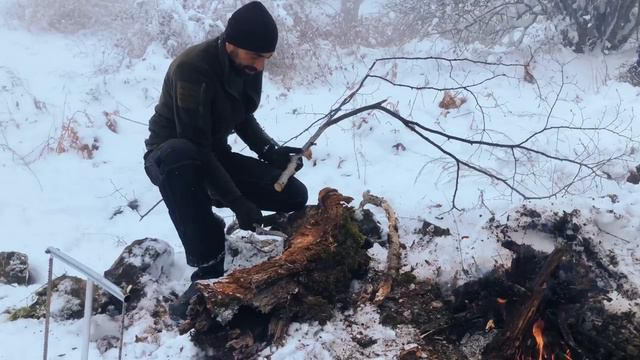 3-дневный одиночный кемпинг на выживание в горах с жестоким снегом и ветром смотреть онлайн
