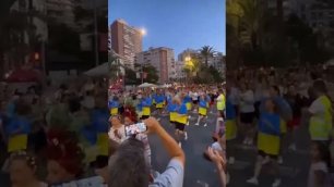 Украинцы призывного возраста веселятся в Испании под Верку Сердючку