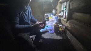 Поставил самоловки на щуку и налима. Заночевал в избе. Рыбалка в глухозимье.