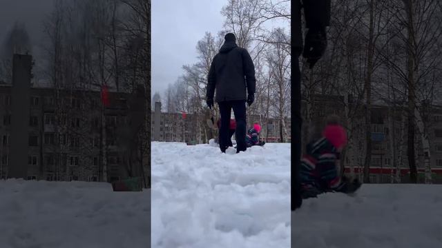 Арина слепила снеговиков с папой и мамой. Зимние забавы. #арина #дети #дочка #зима #папаидочка #пап