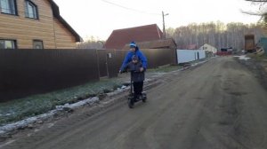 Электросамокат по грунтовке едет без проблем грузимся в кодинке.