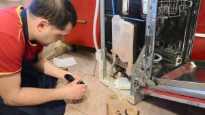 Ремонтируем посудомоечную машину. Устраняем протечку. Чиним патрубок-шланг.