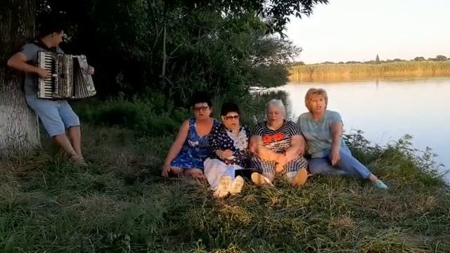 Ансамбль Красноярье течет речка по песочку. Течет речка по песочку. Песня бежит речка по песочку.