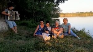 течет речка по песочку