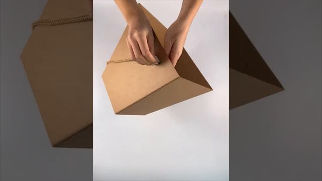 Инструкция по сборке транспортировочной крафт коробки для букетов. Надежная доставка.